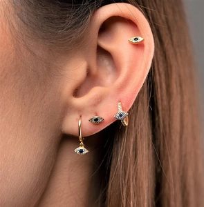 Macro des créoles œil porte-bonheur en argent 925 avec pierres bleues et plaqué or