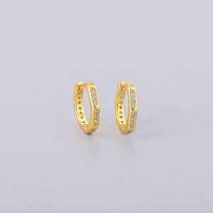 Dettaglio degli orecchini esagonali in argento S925 con pavé di zirconi micro-incastonati