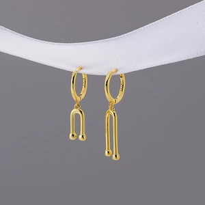 Asymmetrische goldene Hufeisen-Ohrringe aus S925 Sterlingsilber auf weißem Seidenband