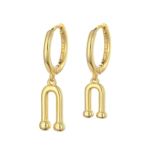 Minimalistische goldene S925 Silber Hufeisenohrringe mit U-Link Kettendesign