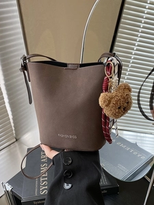 Damen Retro Matt PU Leder Beuteltasche Minimalistische Umhängetasche Mit Bären Anhänger Mode Vielseitige Pendler Handtasche
