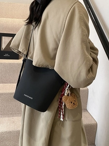 Matte schwarze Vintage-Beuteltasche mit Plüschbären-Anhänger und kariertem Tuch