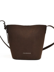 Retro dunkelbraune Wildleder Beuteltasche mit modischem Schultergurt im schlichten Design