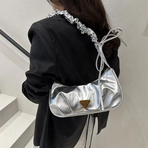 Schicke silberne Schultertasche mit Raffungen, Schleifenband und dezentem Metalldetail