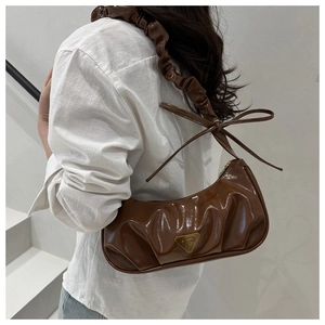 Detail der kaffeebraunen Falten-Schultertasche aus Glanzleder mit Schleifen-Trageriemen