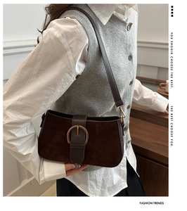 Detailansicht braune Wildleder-Achseltasche mit dekorativem goldenen Metallringverschluss
