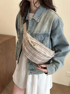 Marsupio in tela a quadri da donna con tracolla regolabile e design trendy a mezzaluna