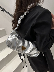 Schicke silberne Plissee-Handtasche mit Rüschenriemen und Dreiecks-Hardware für Damen