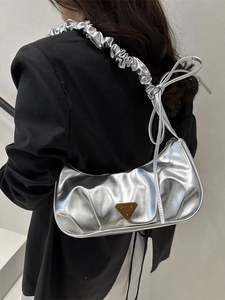 Silberne Plissee-Hobotasche mit Metallic-Finish und Schleife am Schultergurt