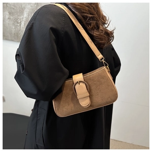 Detailansicht der braunen Wildleder-Schultertasche mit verstellbarem Lederriemen