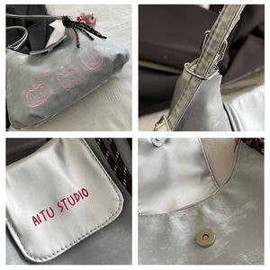 Detailansicht der rosa Tragetasche mit Bärenstickerei, Magnetverschluss und Metallschnalle