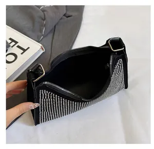 Detailansicht der Strass-Handtasche mit Innenfach und silbernem Reißverschluss-Verschluss