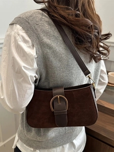 Retro dunkelbraune Wildleder Baguette Schultertasche mit goldener D-Schnalle