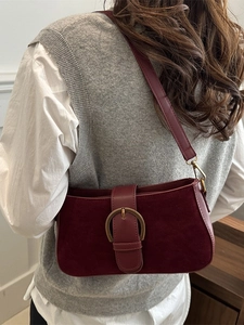Retro-Schultertasche in Burgund mit mattem Leder-Finish und goldener Hufeisenschnalle