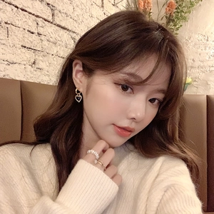 Élégantes boucles d'oreilles cœur en or avec pierre noire pour un style luxueux