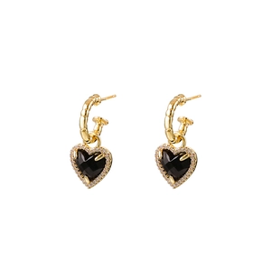 Boucles d'oreilles créoles C en or texture bambou avec pendentifs cœur noir et zircons