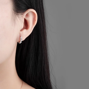 Boucles d'oreilles créoles modernes en forme d'engrenage serties de zircons
