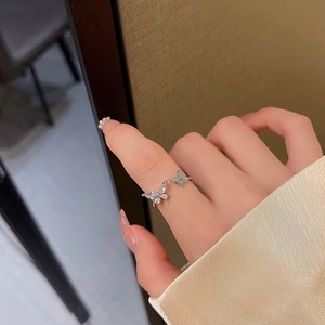 Bague réglable élégante avec double motif papillon et pierres de zircon étincelantes