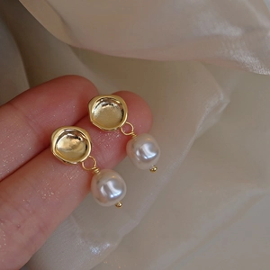 Detailed close-up of S925 silver pearl drop earrings with elegant golden irregular disks