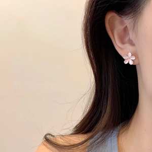 Elegante florale Ohrstecker mit rosa Marquise-Blütenblättern am Ohr eines Models