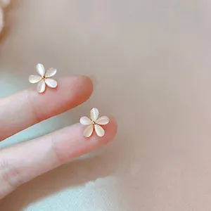 Elegante Blumen-Ohrstecker mit weißen Katzenauge-Steinblüten und goldenen Metallmitten