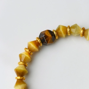 Bracelet en oeil de tigre facetté 8mm avec perles intercalaires en métal doré