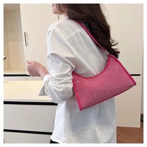 Nahaufnahme der rosa Strass-Tasche mit weißem Hemd in minimalistischem Interieur