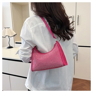 Detail der rosa Hobo-Tasche mit Strasssteinen, schimmernde Kristall-Baguette-Tasche