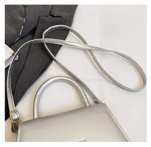 Détail du sac à main en PU argenté métallisé avec bandoulière fine et finition lisse