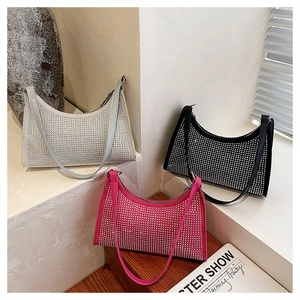 Schicke Strass-Baguette-Taschen in Silber, Schwarz und Pink auf einer minimalistischen Treppe