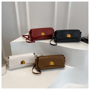 Sacs bandoulière brillants en quatre couleurs avec boucles métalliques dorées