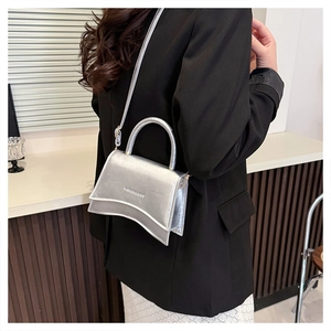 Détail d'un sac bandoulière argenté asymétrique avec imprimé Fashion & Bags au dos