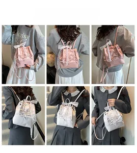 Viste dettagliate dei mini zaini stile balletto con fiocchi di pizzo in rosa e bianco