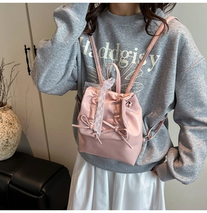 Zaino rosa stile balletto con pizzo bianco e fiocchi decorativi per un look quotidiano