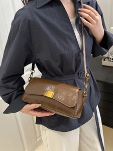 Sac baguette marron pour femme avec boucle dorée et bandoulière réglable élégante