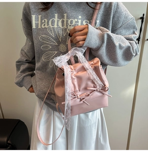 Dettaglio dello zainetto rosa balletcore con fiocchi di pizzo indossato dalla modella