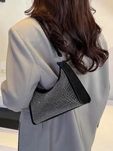 Schicke schwarze Strass-Baguette-Schultertasche für Damen mit silbernen Kristallakzenten