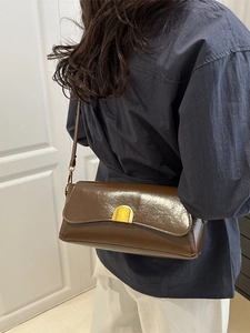 Sac à bandoulière baguette rétro marron avec boucle en métal doré en photo de style de vie