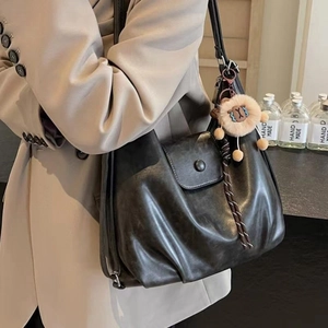 Retro black leather tote bag with large capacity and lion plush keychain decoration
