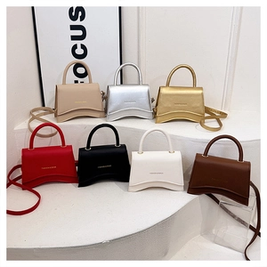 Présentation multicolore de mini sacs à main en sept teintes avec bases incurvées