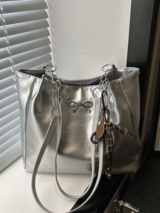 Damen Metallic Tragetasche Große Kapazität PU Leder Umhängetasche Mit Schleife Tennisracket Anhänger Mode Pendeln Handtasche