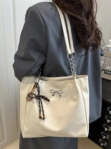 Silberne Metallic-Schultertasche mit Schleifendekor und Tennis-Schläger-Anhänger für Damen