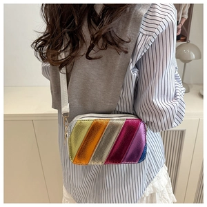 Détail d'un sac bandoulière en cuir métallisé arc-en-ciel avec sangle réglable blanche