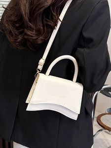 Sac à main blanc chic et minimaliste pour femme avec base incurvée et bandoulière