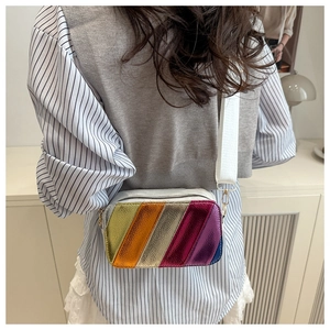 Détail du sac bandoulière à rayures arc-en-ciel avec large bandoulière en tissu blanc