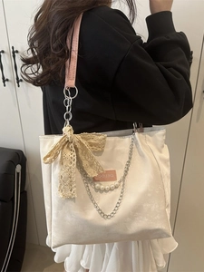 Sac fourre-tout minimaliste en toile blanche avec bandoulière en cuir rose et nœud dentelle