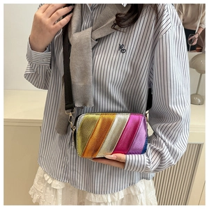 Détail d'un sac bandoulière rayé arc-en-ciel métallique avec boucles dorées