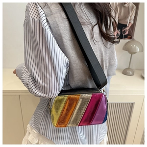 Détail du sac caméra à rayures colorées en cuir texturé avec large bandoulière