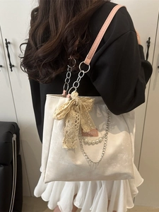 Sac fourre-tout blanc crème avec bandoulières roses, nœud en dentelle et perles