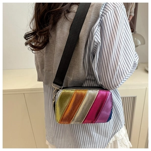 Détail du sac bandoulière à rayures colorées métallisées avec large sangle